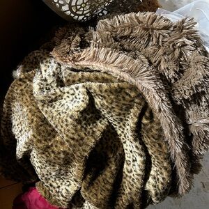 Plush Faux Fur Throw Blanket in Brown Leopard Print